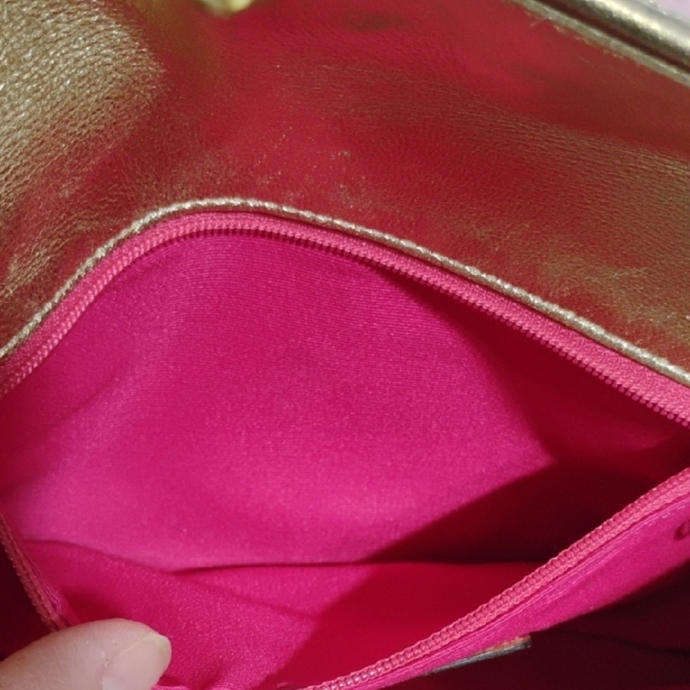 Coach Gold Shimmer
Signature Canvas Leather
Vintage Metallic chain shoulder bag - Picture 11 of 12